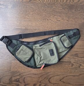 VTG. Old Navy Men's Olive and Black Belt Bag
